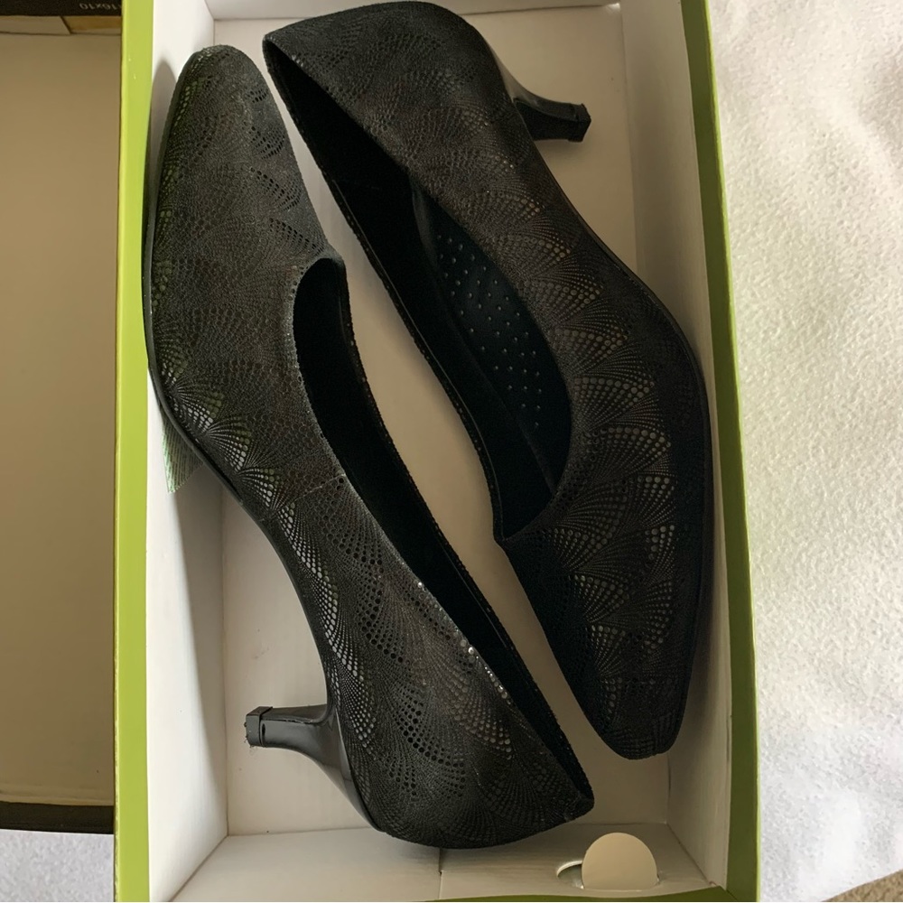 Trotters Kiera 7.5 M kitten heel black dress shoes, Wave pattern